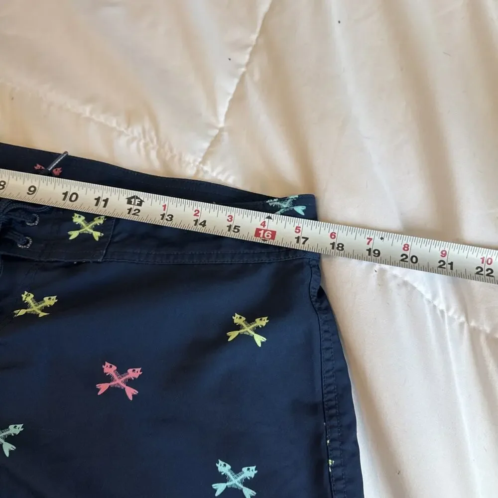 Vineyard Vines Board Shorts Men's Sz 33 Navy Blue All Over Print Fish Bones Swim